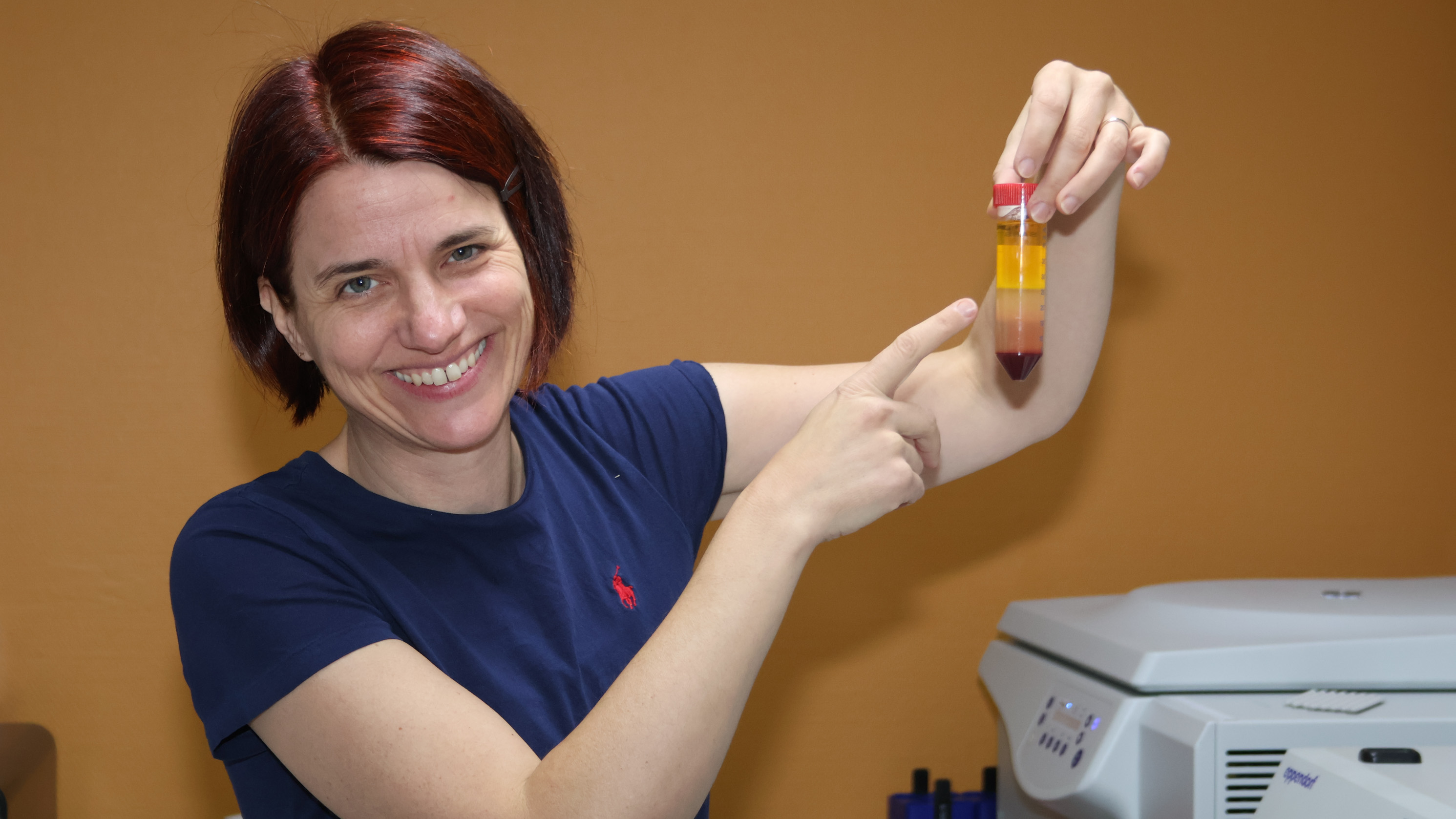 Angela Schwarm med sentrifugert blodprøve fra ku med hvite blodceller i midten