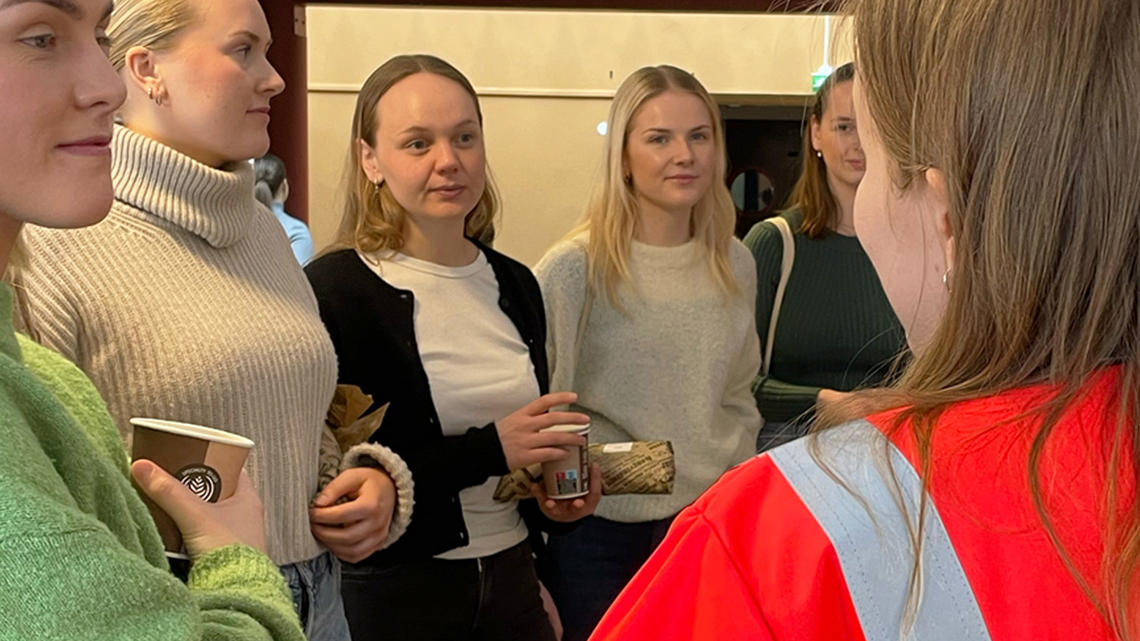 En gruppe studenter snakker med Amalie Kletten fra Statens Vegvesen under Naturviternes karrieredag ved NMBU