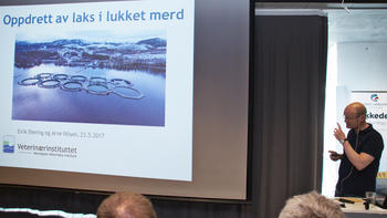 Eirik Biering fra Veterinærinstituttet snakket om miljø og smittetiltak i lukkede anlegg i sjø.