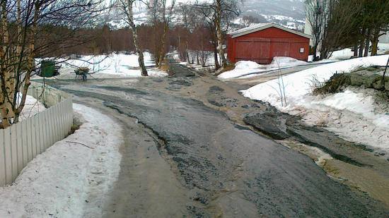 Problemer med overvann i Røtveivegen, og nå jobber Oppdal kommune med å lage en åpen bekk