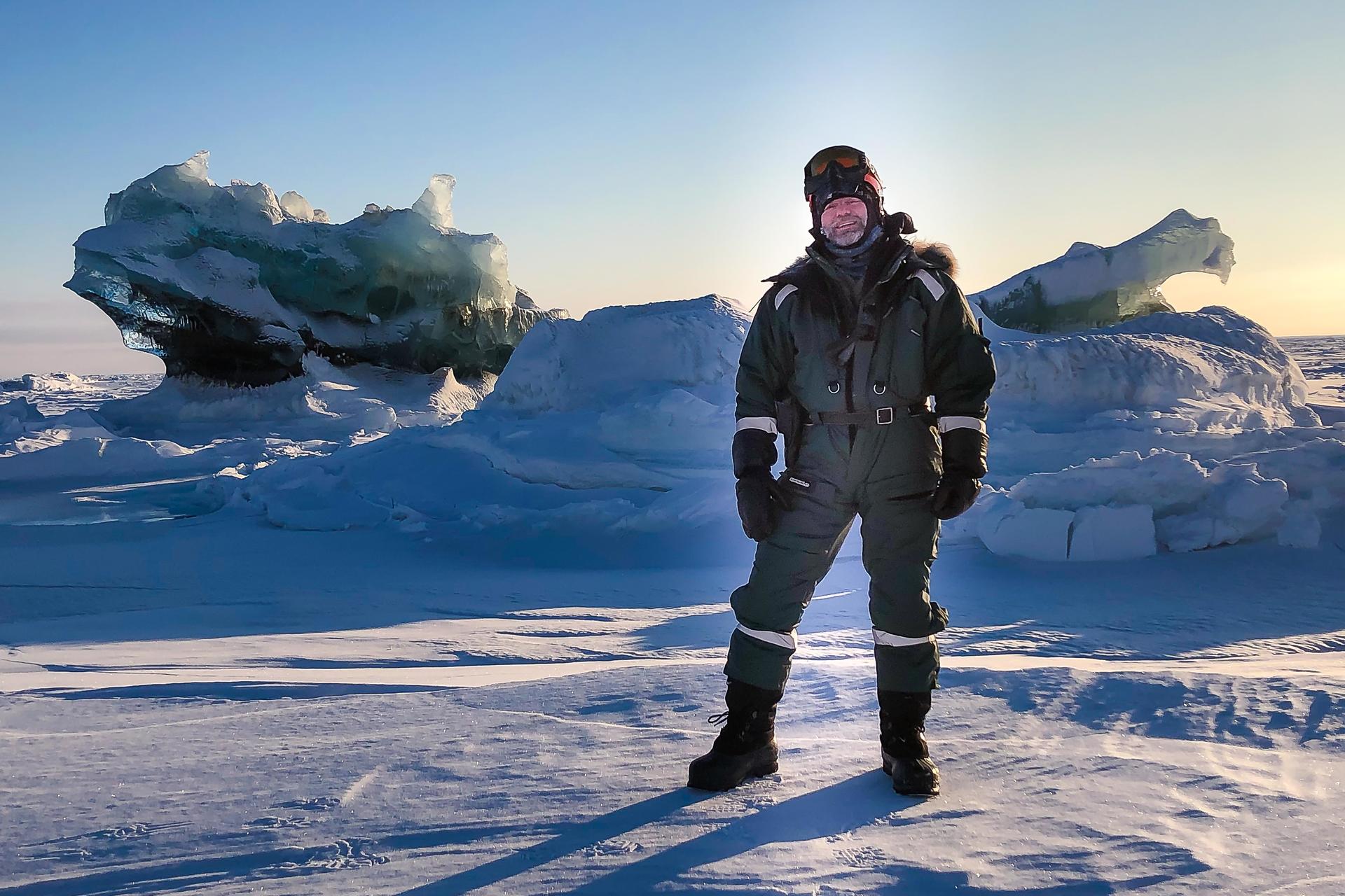 Morten Wedege på østkysten av Spitsbergen - snøskuter er et nødvendig framkomstmiddel på veiløse Svalbard