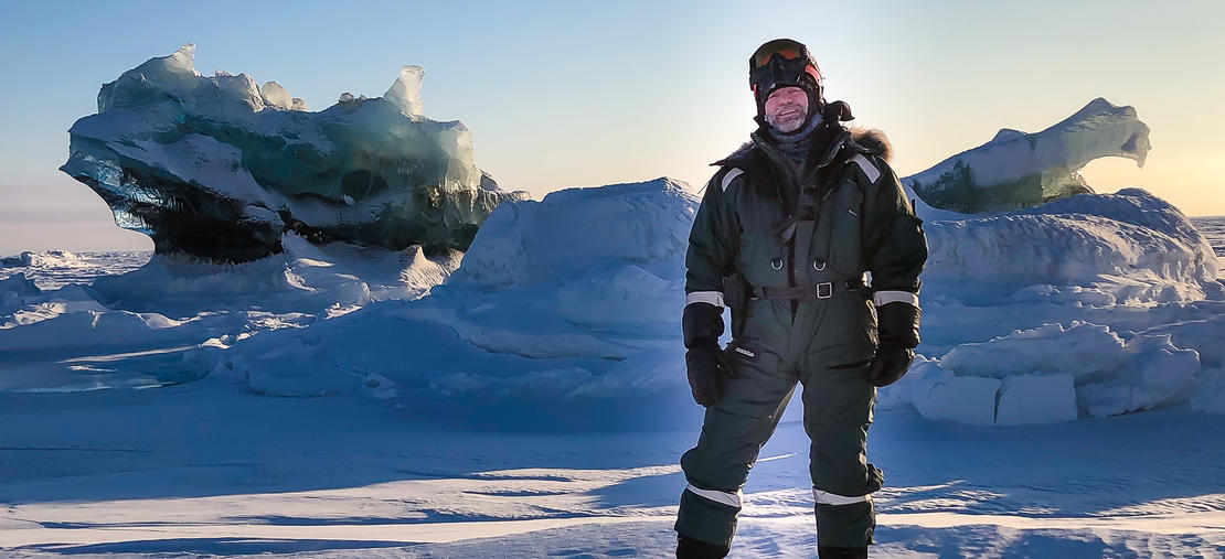 Morten Wedege på østkysten av Spitsbergen - snøskuter er et nødvendig framkomstmiddel på veiløse Svalbard miniatyr