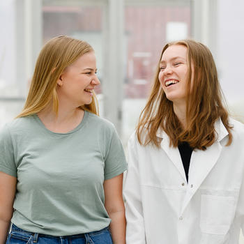 To kvinnelige studenter i drivhus