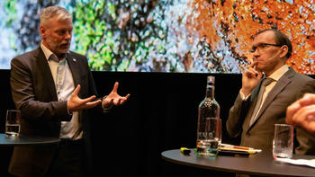 Morten Wedege og Espen Barth Eide debatterer på seminaret Naturavtalen og grønne investeringer